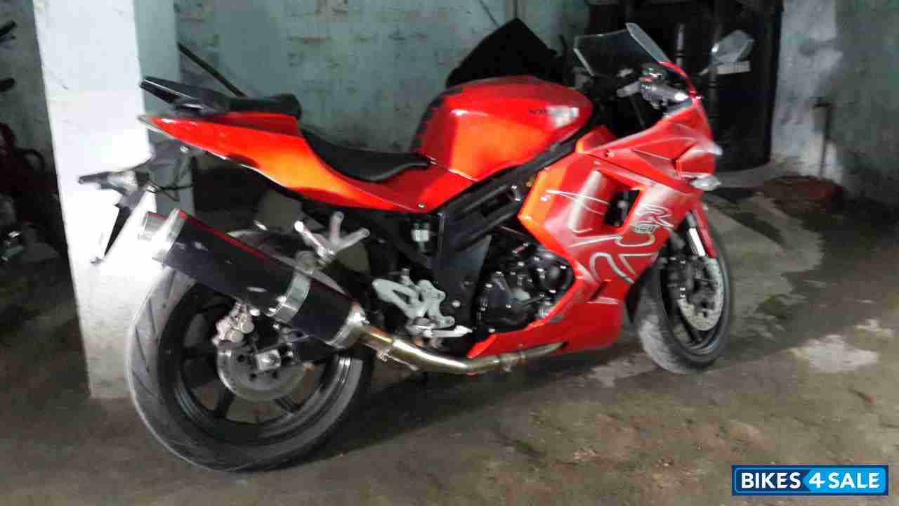Red Hyosung GT650R