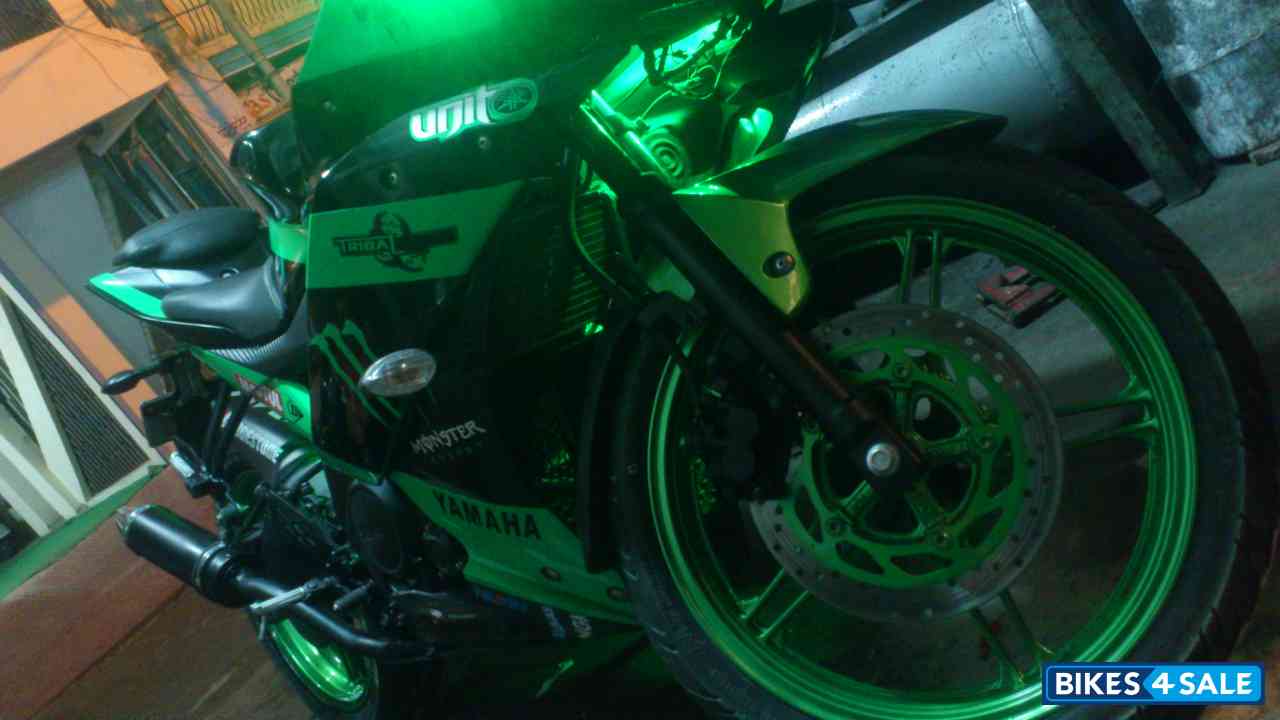 Black Yamaha YZF R15 V2