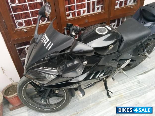 Black Yamaha YZF R15 V2