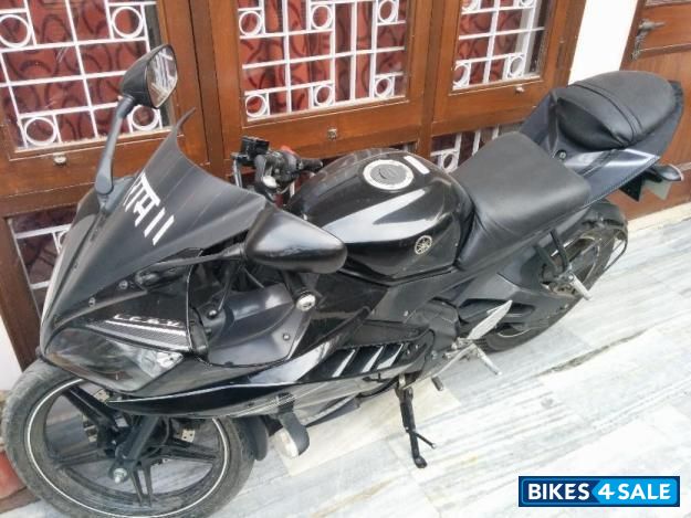 Black Yamaha YZF R15 V2