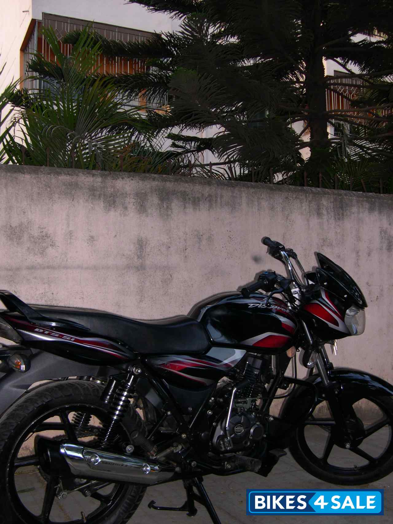 Black Bajaj Discover 100 DTS-Si