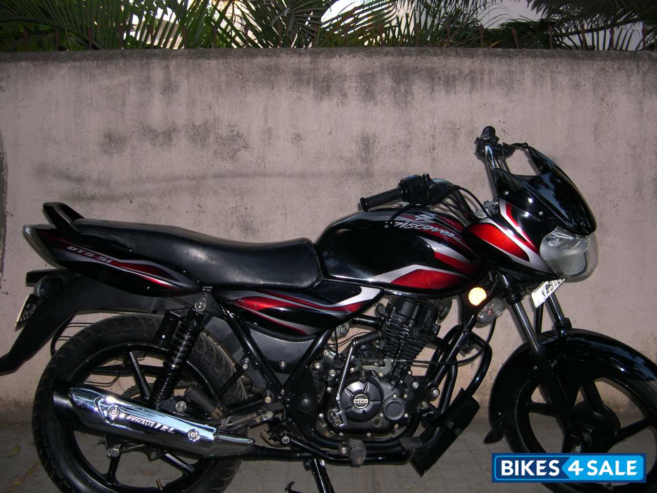 Black Bajaj Discover 100 DTS-Si