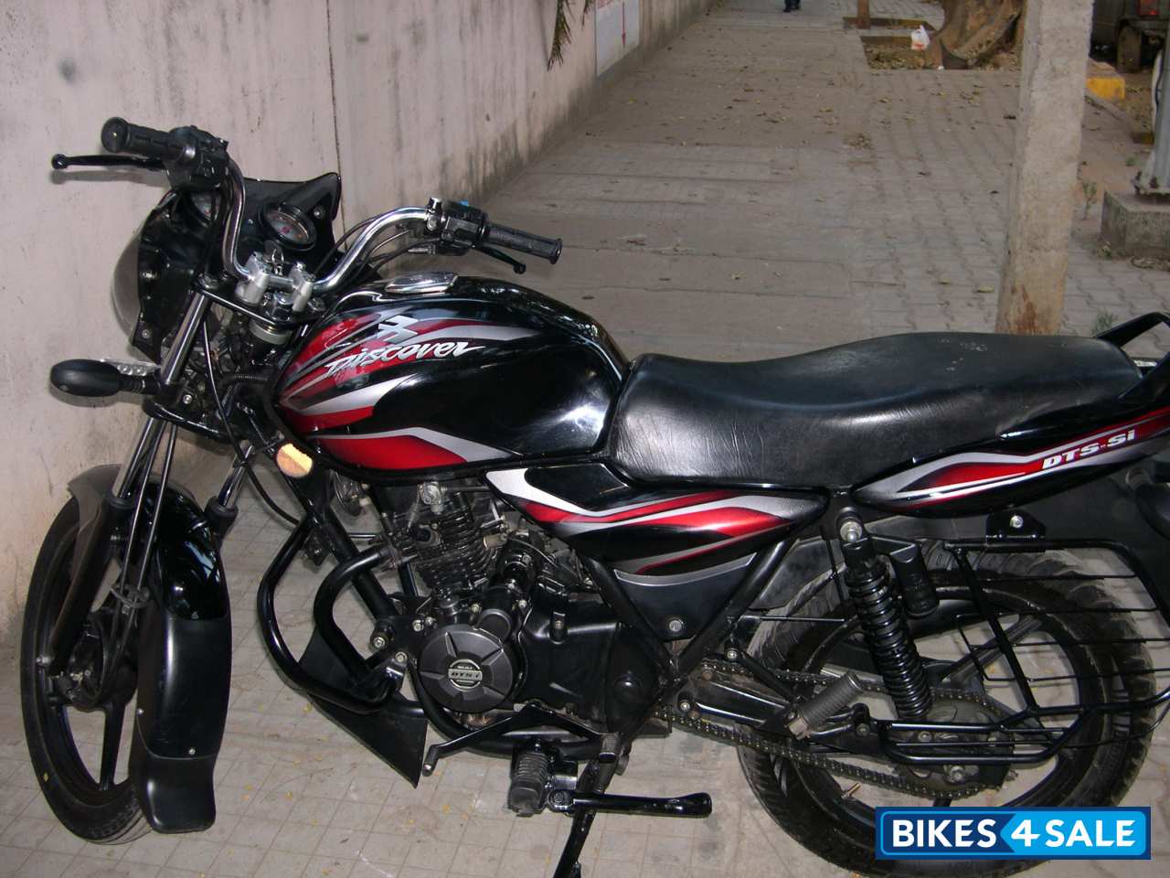Black Bajaj Discover 100 DTS-Si
