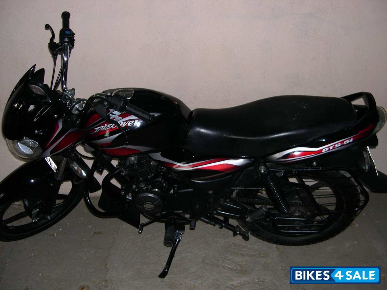 Black Bajaj Discover 100 DTS-Si