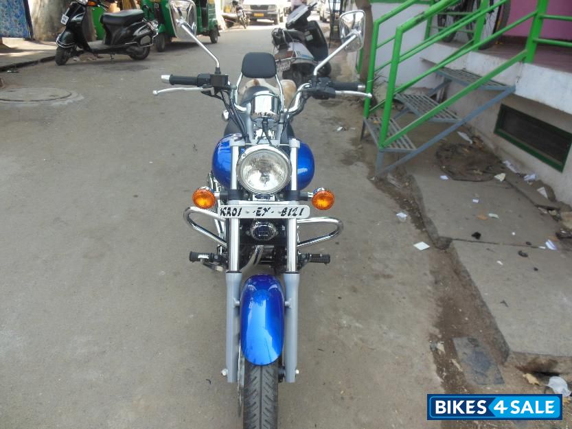 Blue Bajaj Avenger 220 DTS-i