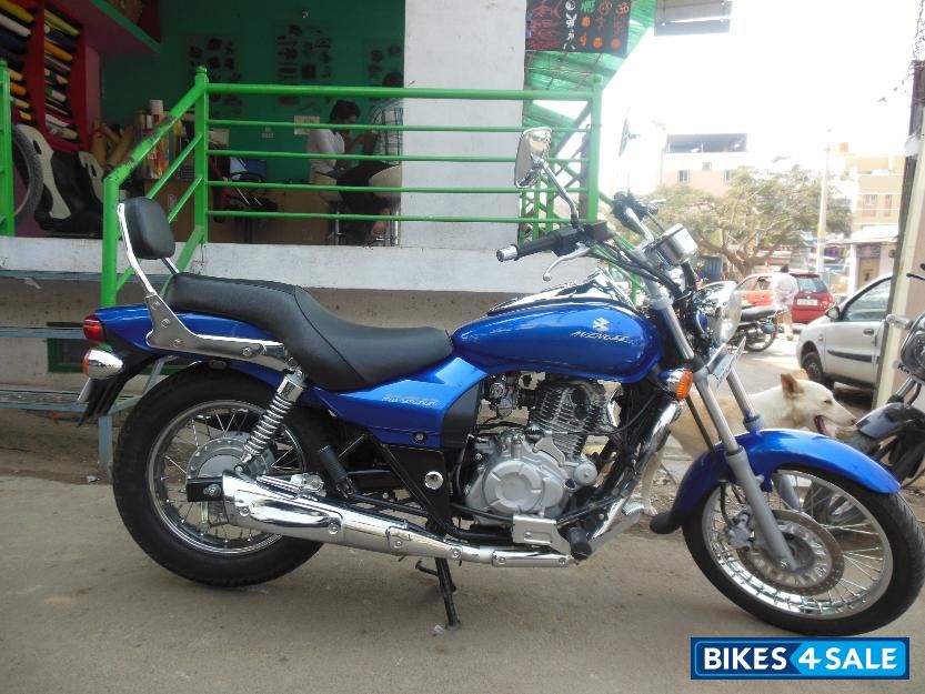Blue Bajaj Avenger 220 DTS-i