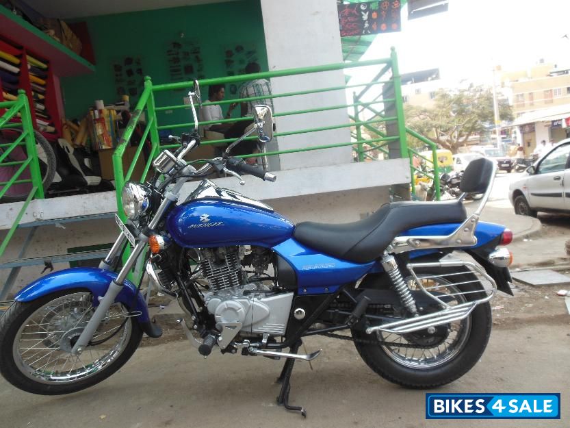 Blue Bajaj Avenger 220 DTS-i