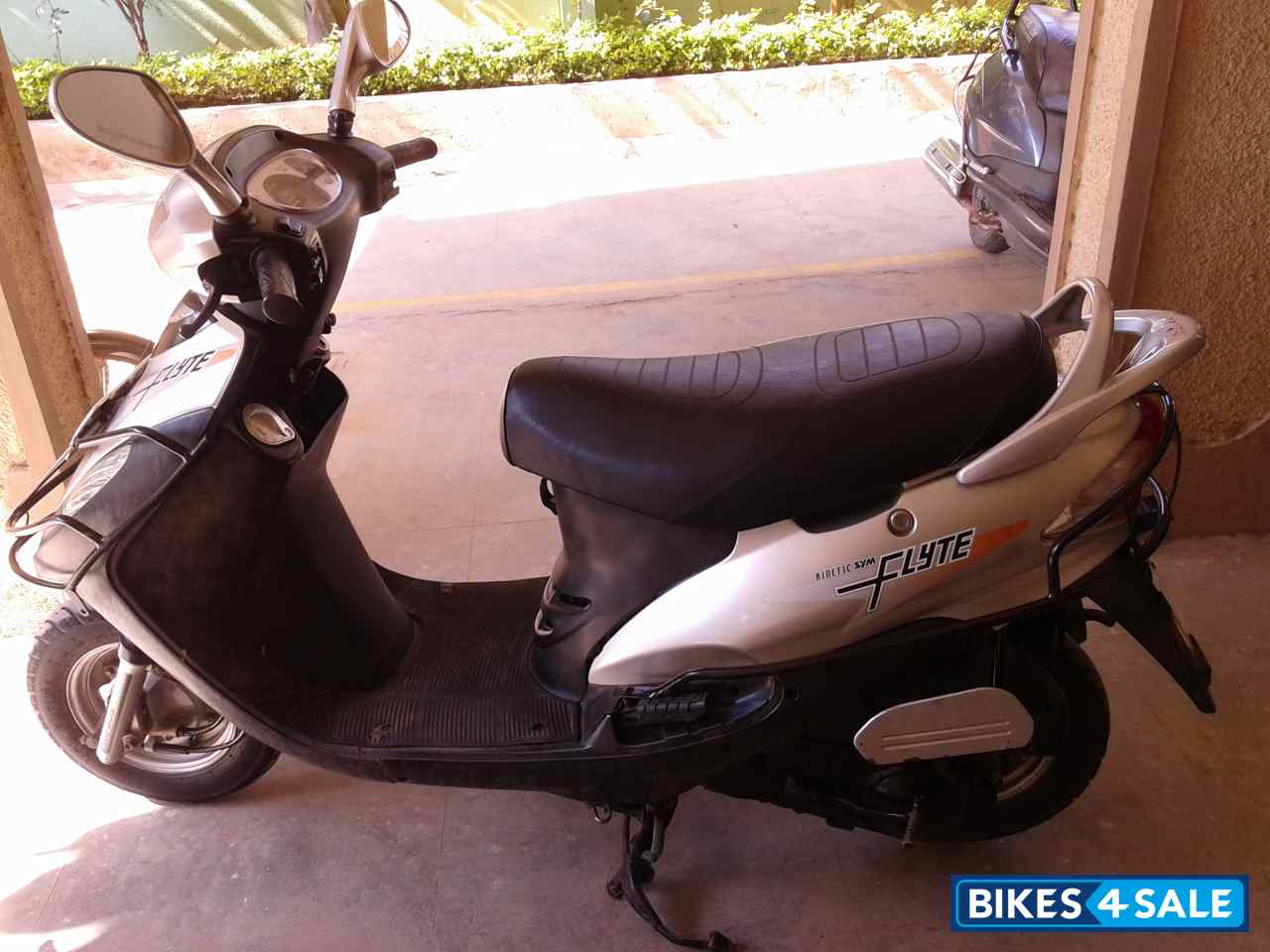 Silver Kinetic Flyte