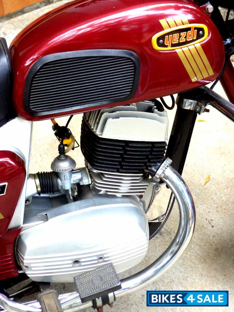 Red Ideal Jawa Yezdi CL II