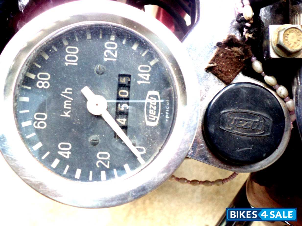 Red Ideal Jawa Yezdi CL II