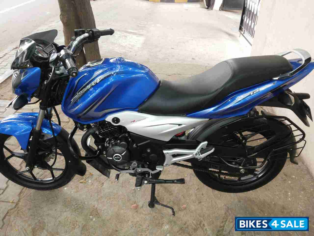 Blue Bajaj Discover 125 ST