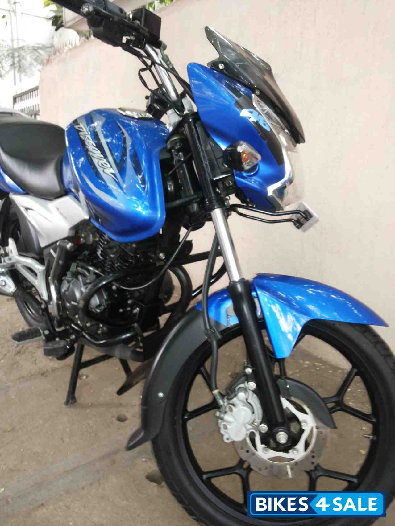 Blue Bajaj Discover 125 ST