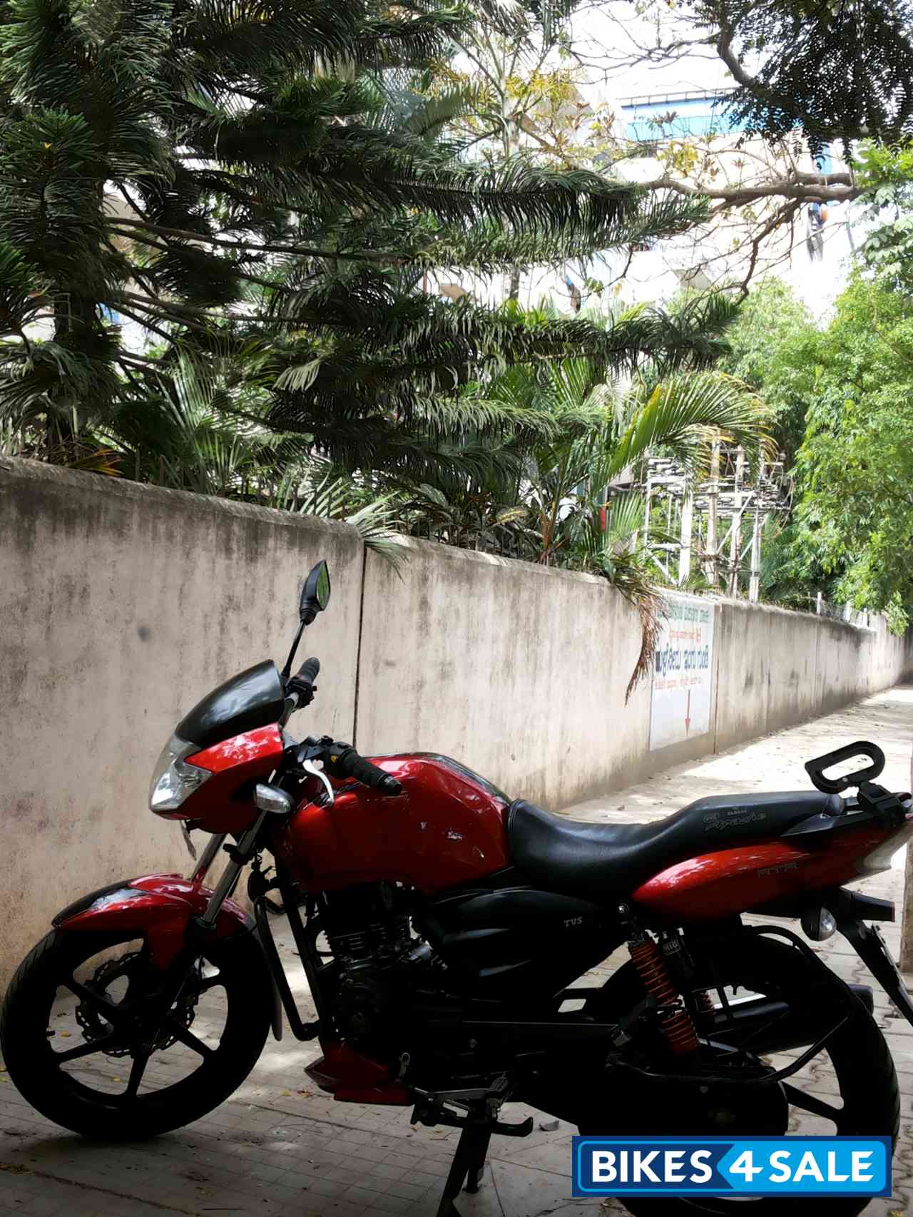 Red TVS Apache RTR 160