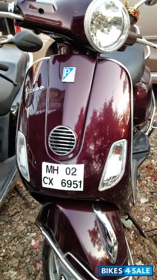 Maroon Vespa LX 125 Maroon Vespa LX 125
