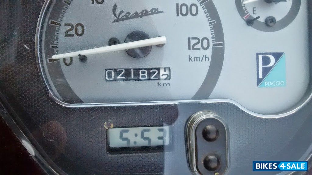 Maroon Vespa LX 125 Maroon Vespa LX 125