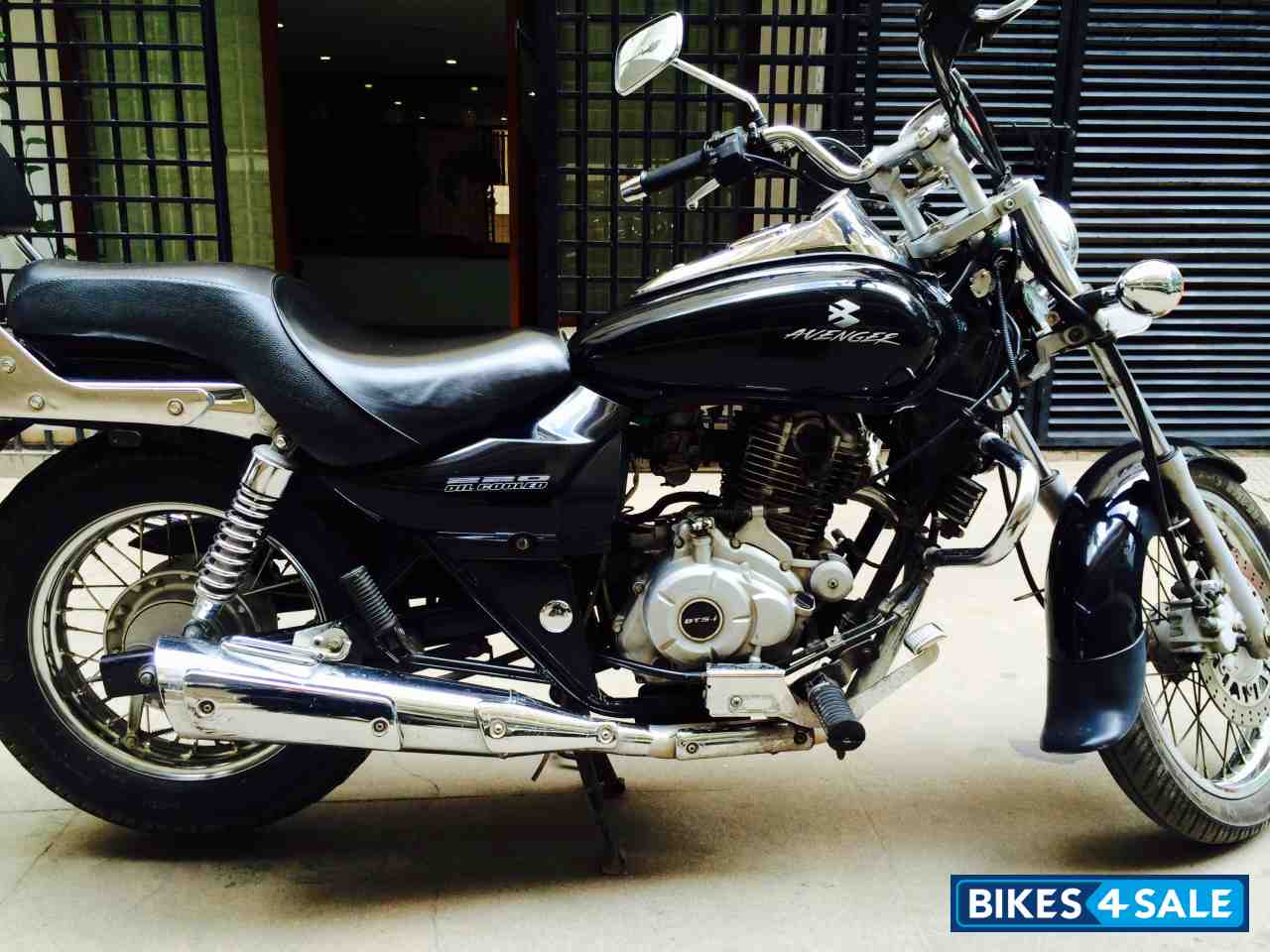 Black Bajaj Avenger 220 DTS-i