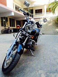 Black Bajaj Avenger 220 DTS-i