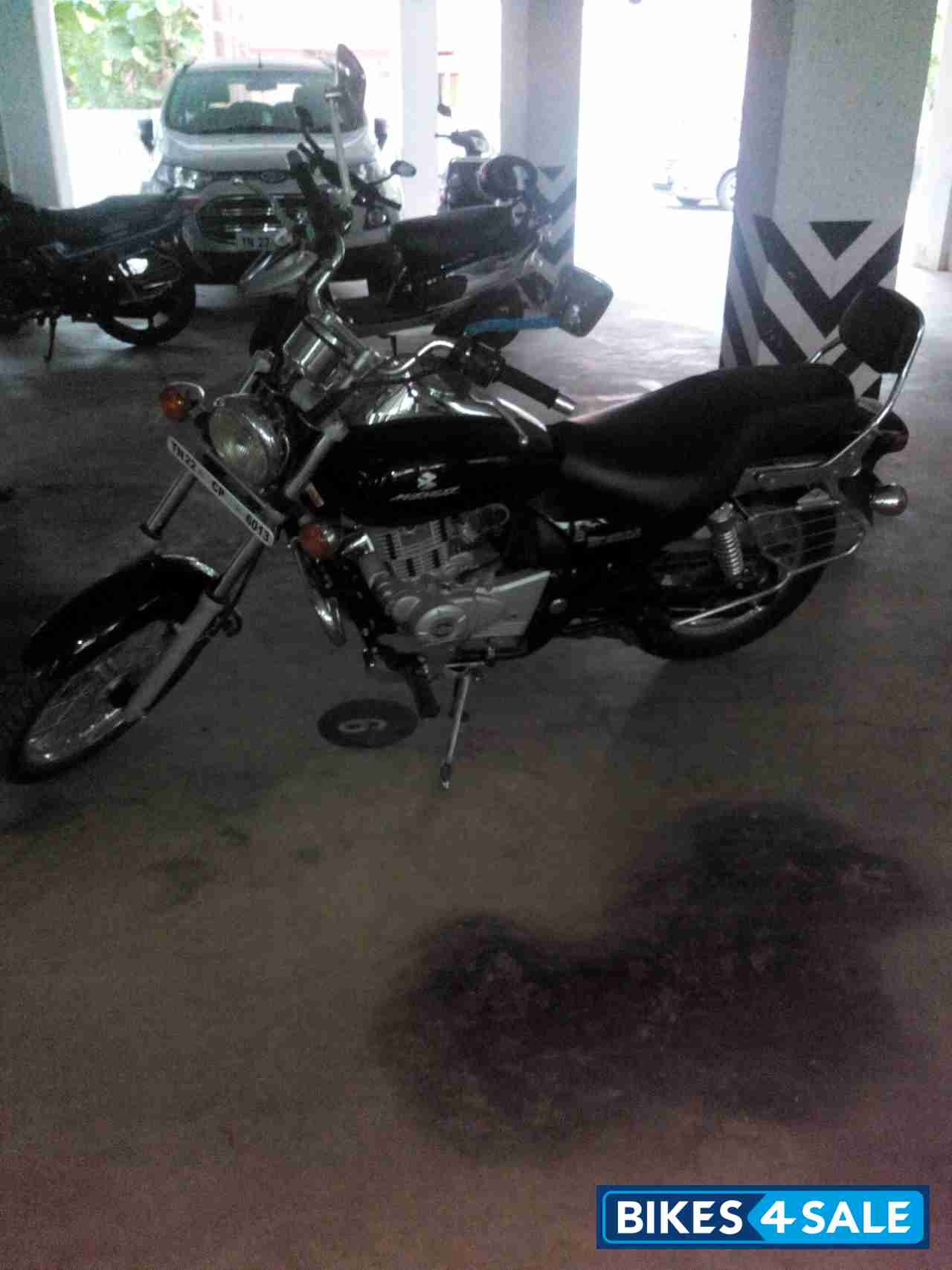 Black Bajaj Avenger 220 DTS-i