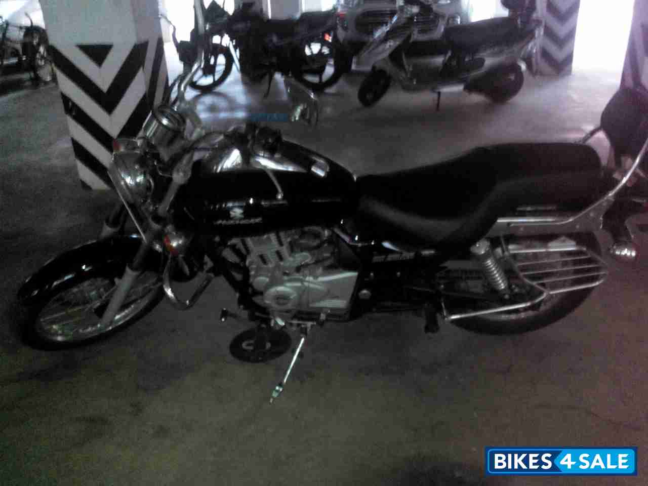 Black Bajaj Avenger 220 DTS-i