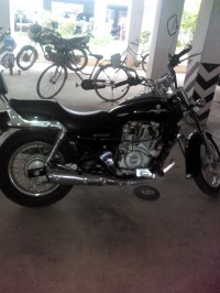 Black Bajaj Avenger 220 DTS-i