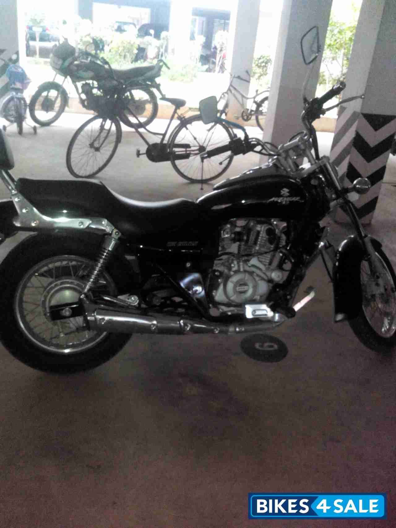 Black Bajaj Avenger 220 DTS-i