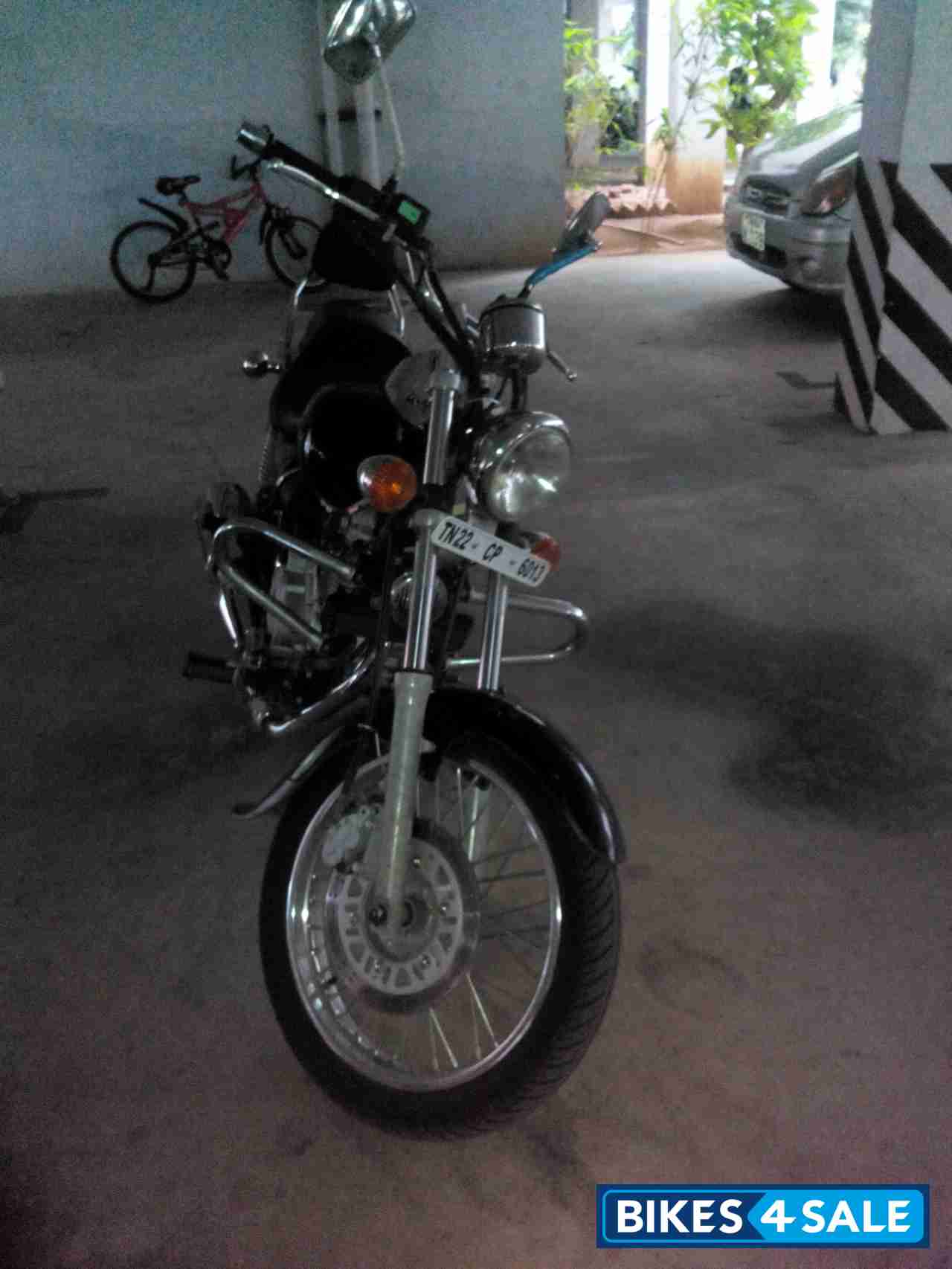 Black Bajaj Avenger 220 DTS-i