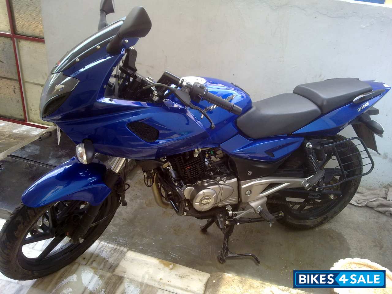 Blue Bajaj Pulsar 220 DTSi