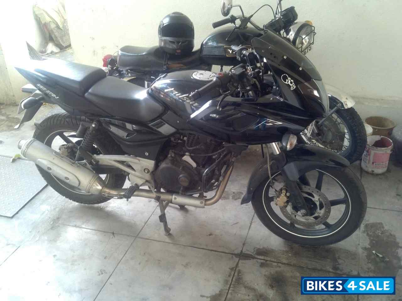 Black Bajaj Pulsar 220 DTSi