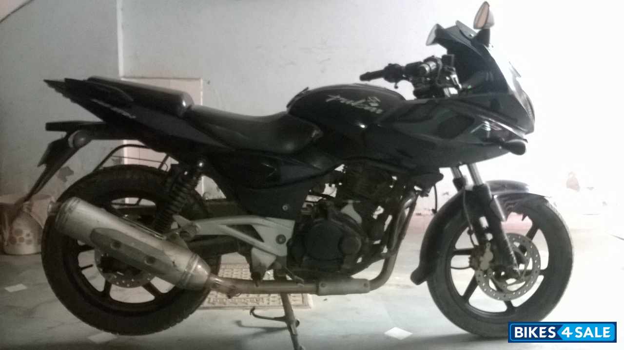Black Bajaj Pulsar 220 DTSi