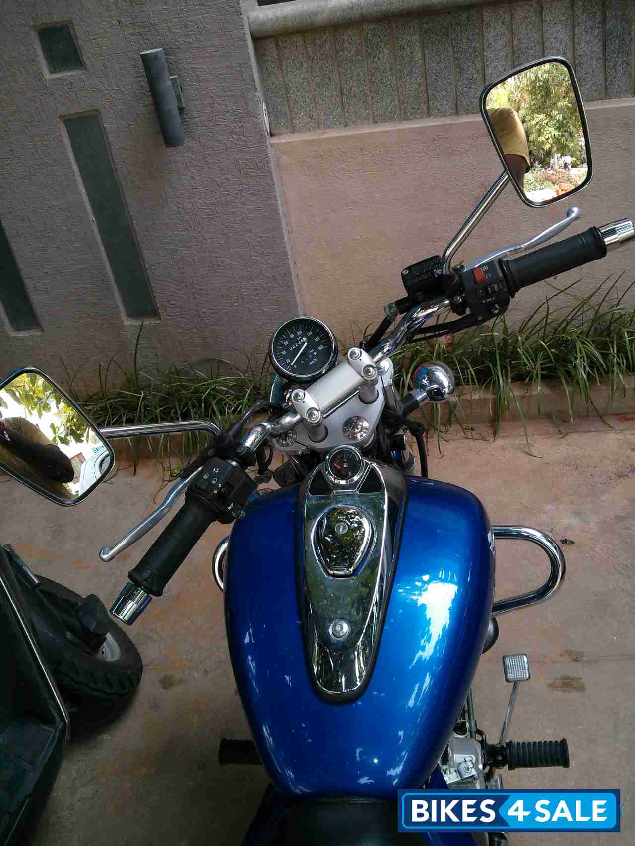 Blue Bajaj Avenger 220 DTS-i