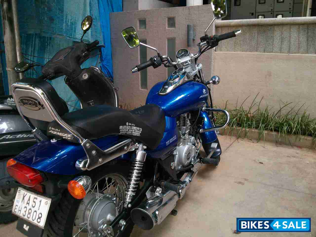 Blue Bajaj Avenger 220 DTS-i