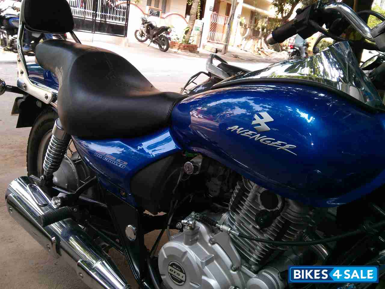 Blue Bajaj Avenger 220 DTS-i