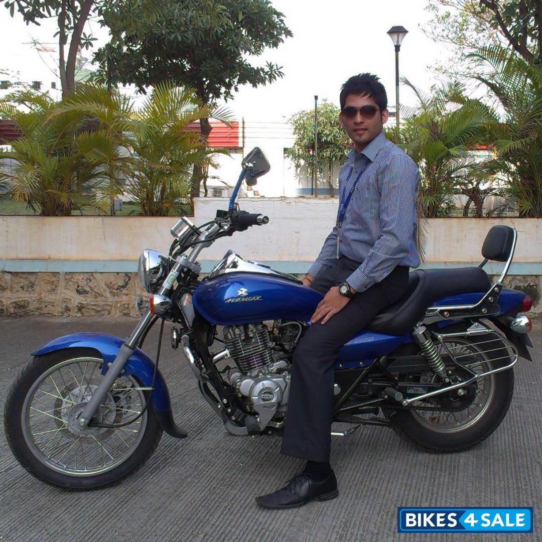 Blue Bajaj Avenger 220 DTS-i