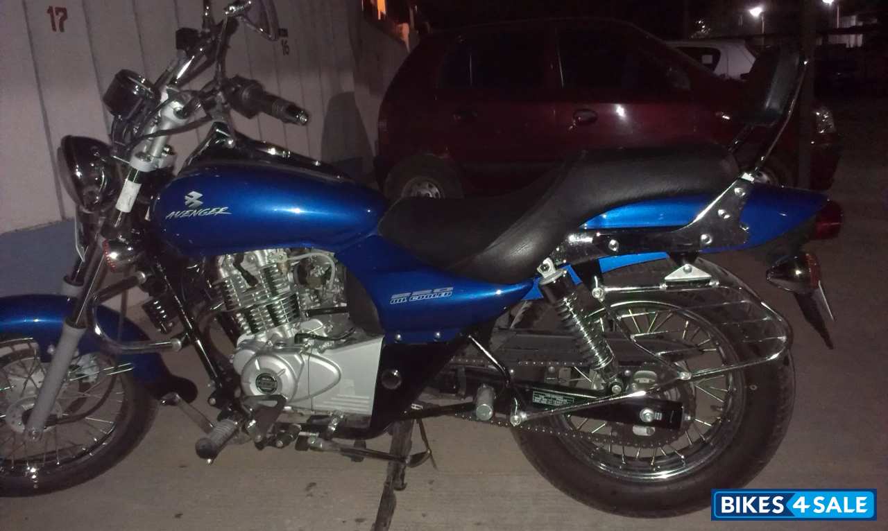 Blue Bajaj Avenger 220 DTS-i