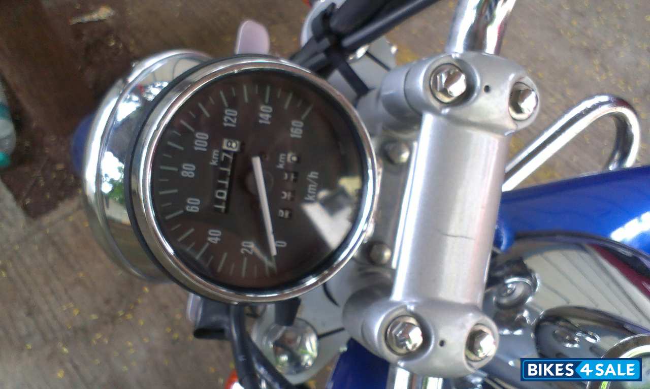 Blue Bajaj Avenger 220 DTS-i