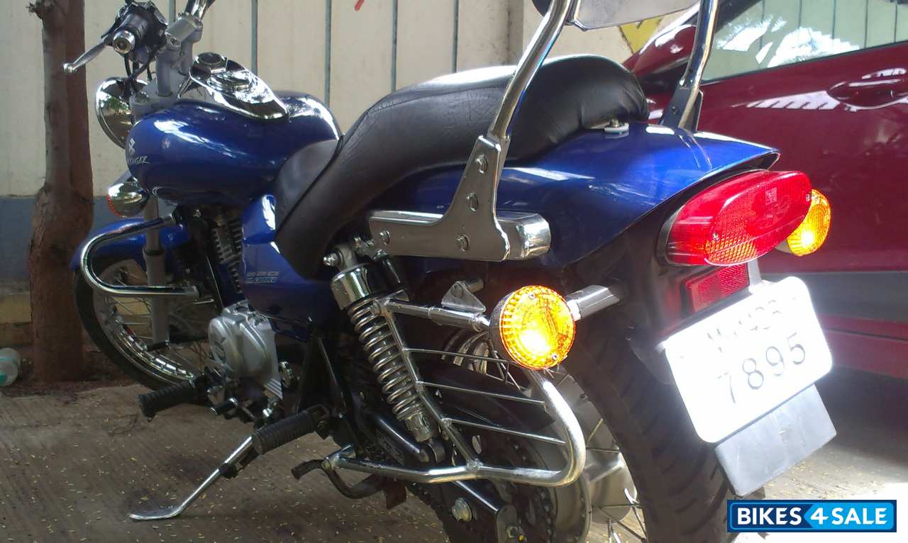 Blue Bajaj Avenger 220 DTS-i