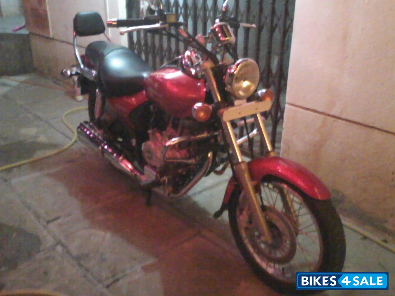 Red Bajaj Avenger 220 DTS-i