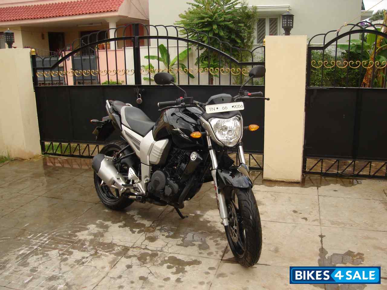 Black Yamaha FZ16