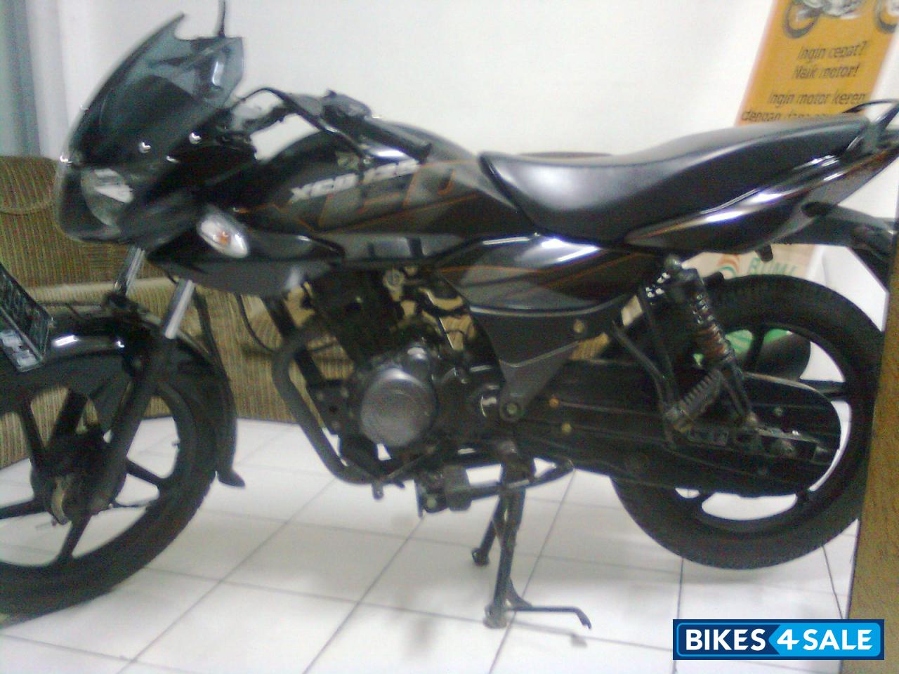 Black Bajaj XCD 125 DTS-Si