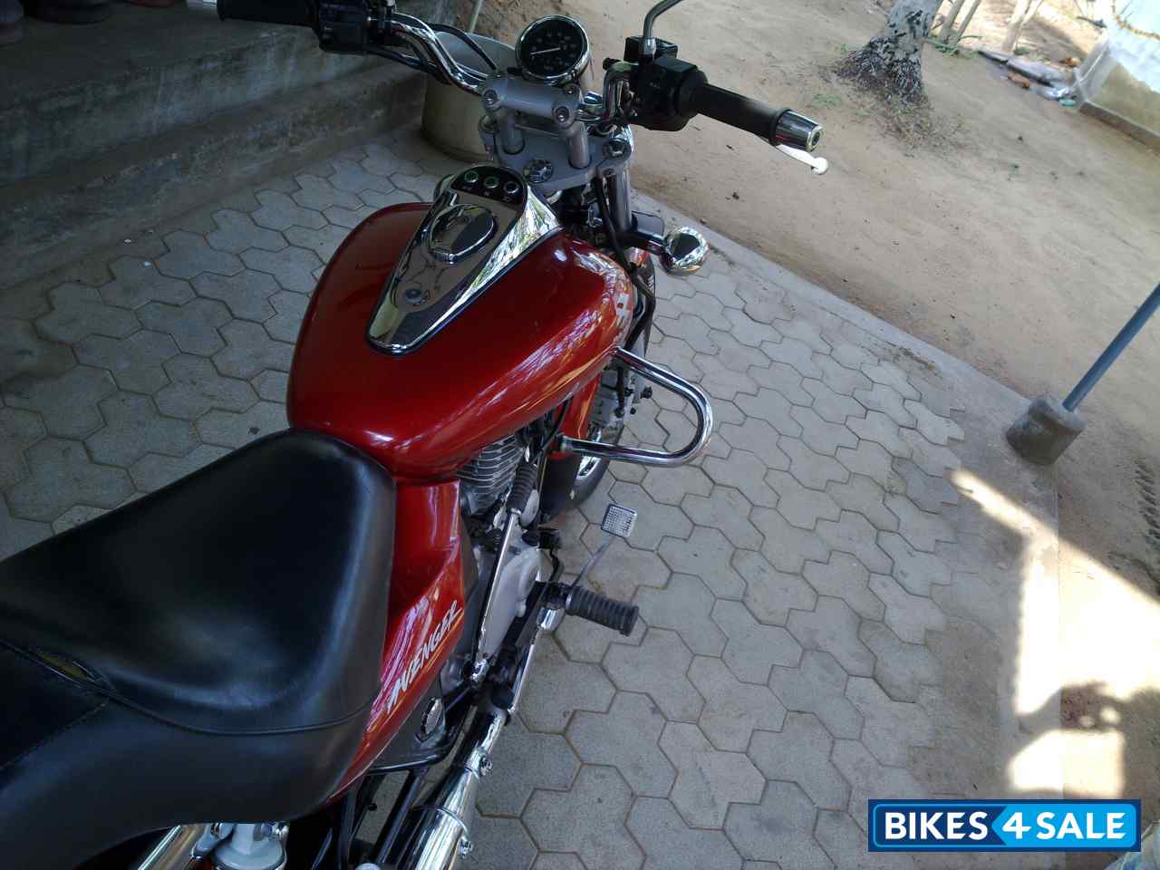 Red Bajaj Avenger Red Bajaj Avenger