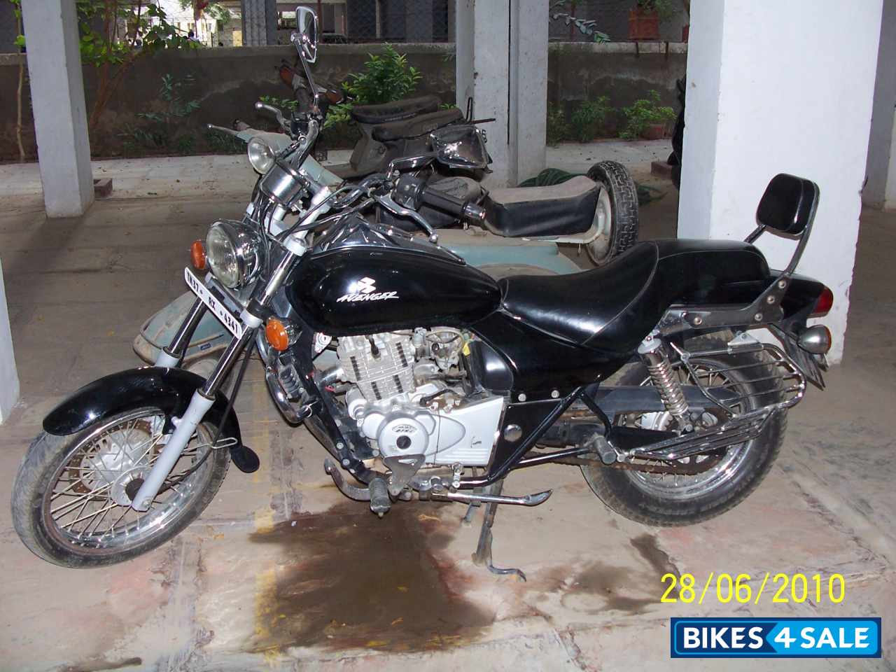 Black Bajaj Avenger 200 DTS-i
