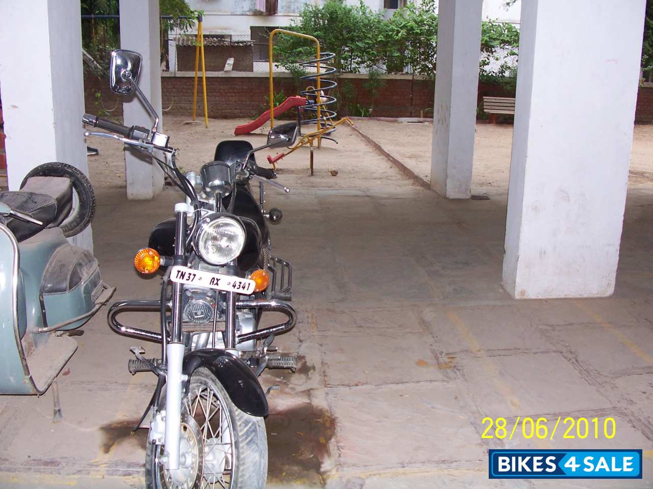 Black Bajaj Avenger 200 DTS-i