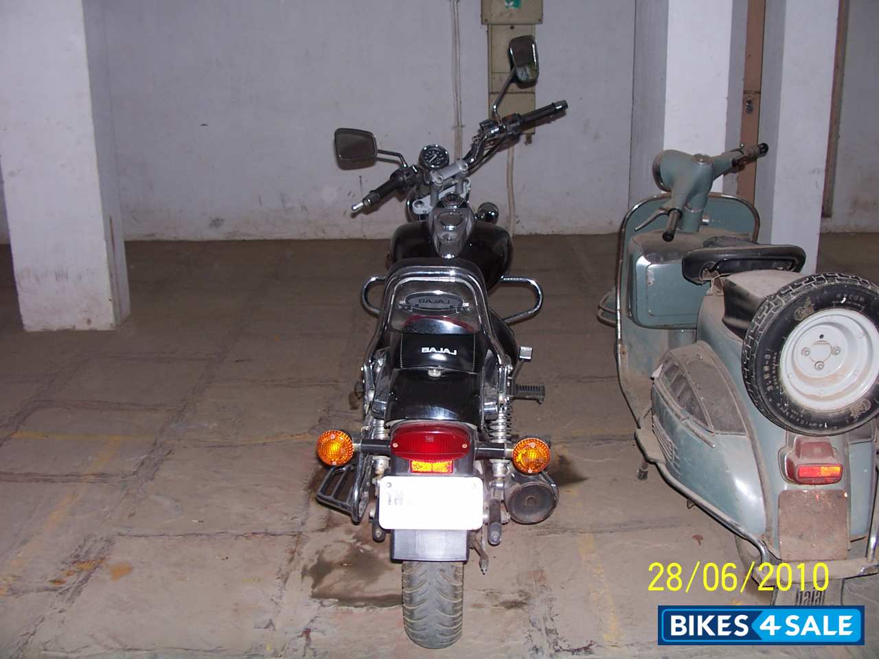 Black Bajaj Avenger 200 DTS-i