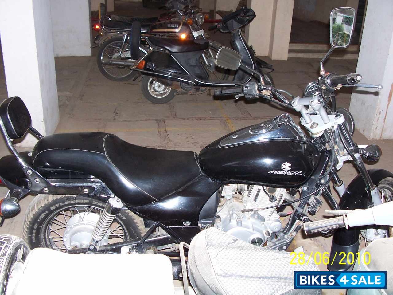 Black Bajaj Avenger 200 DTS-i