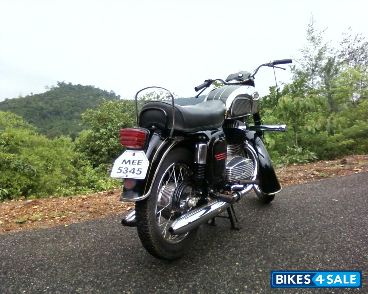 yezdi bike black