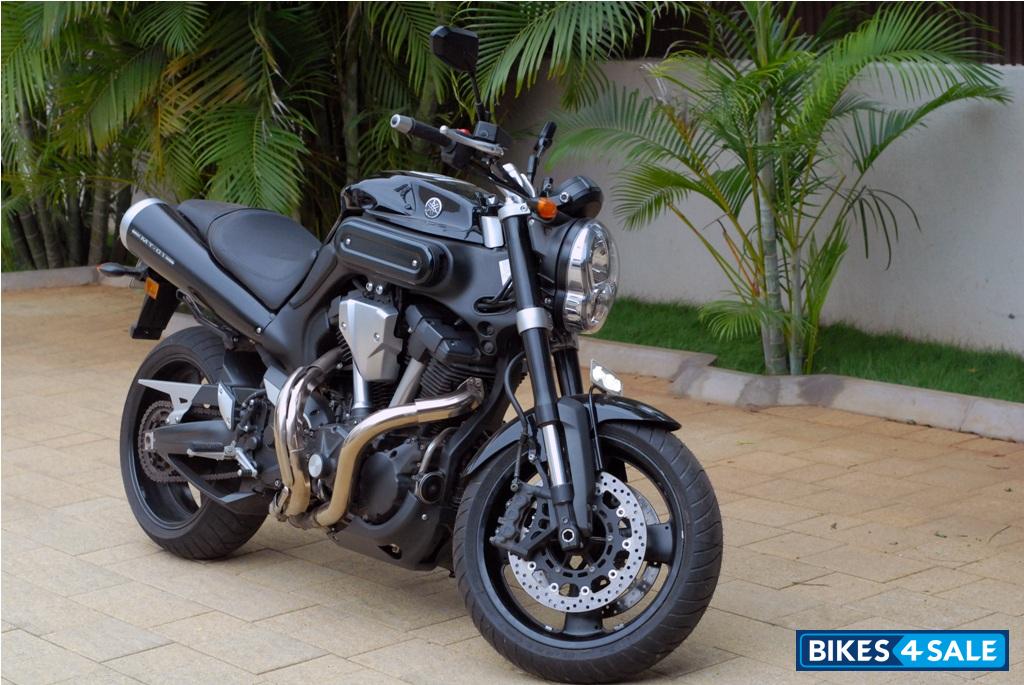 Black Yamaha MT-01 Black Yamaha MT-01