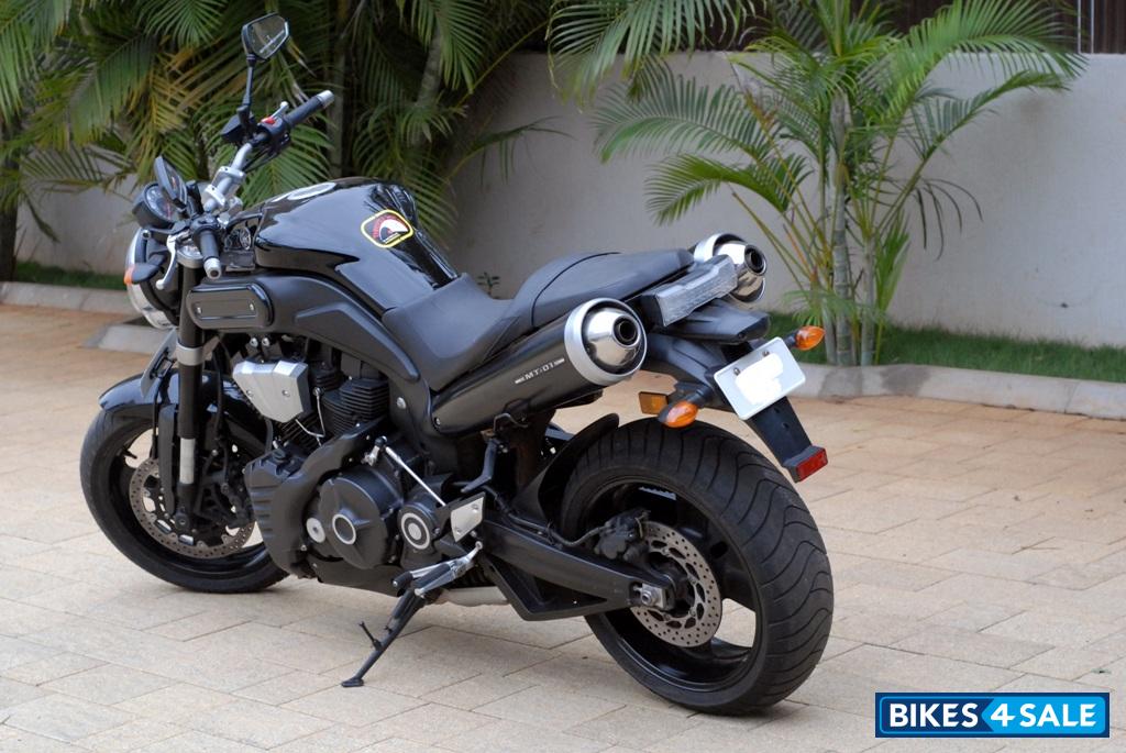Black Yamaha MT-01 Black Yamaha MT-01