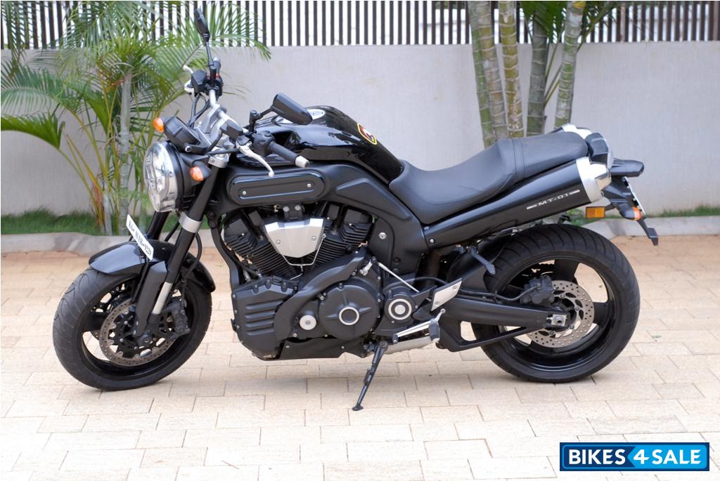 Black Yamaha MT-01 Black Yamaha MT-01