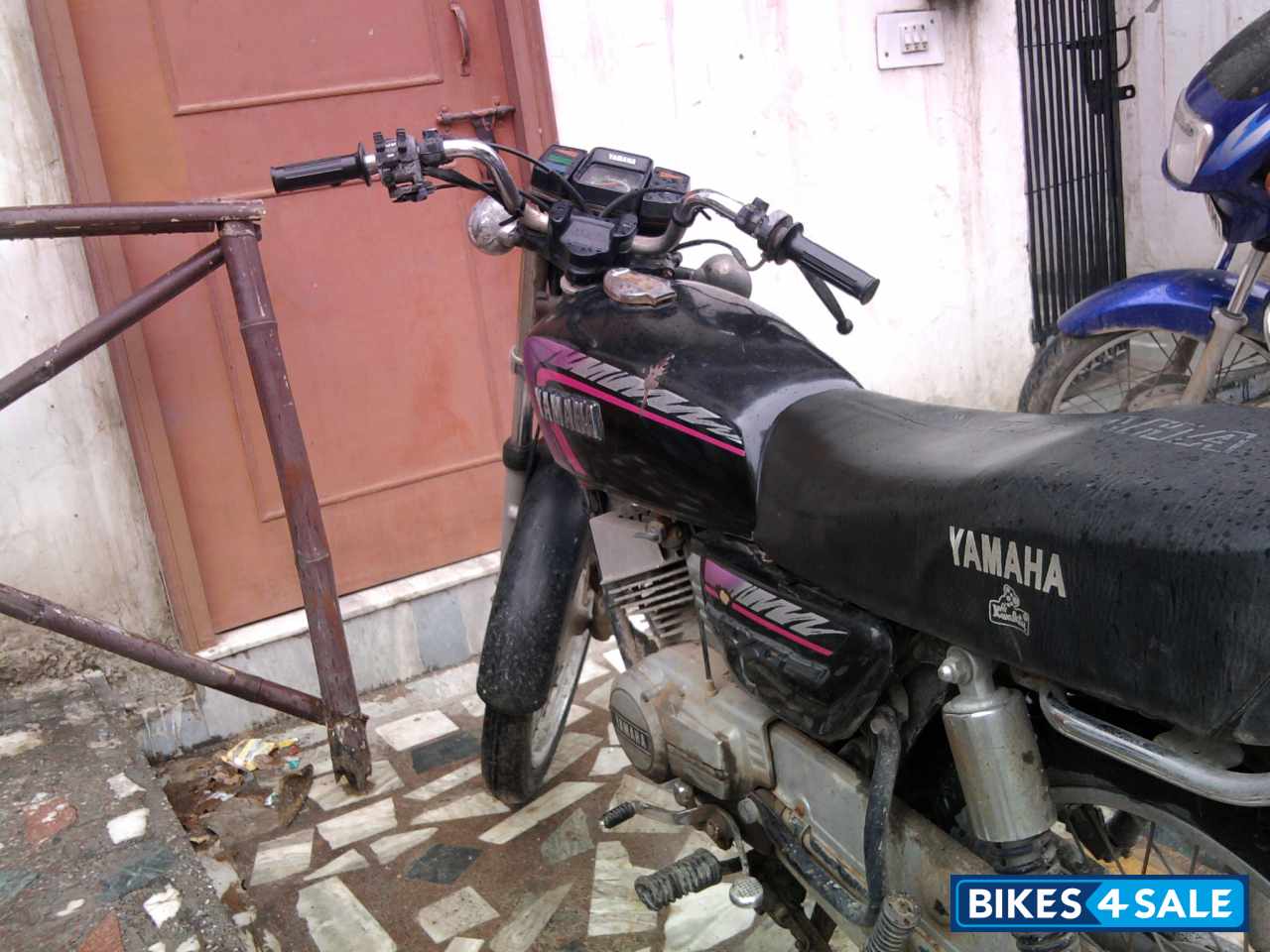Black Yamaha RX 135
