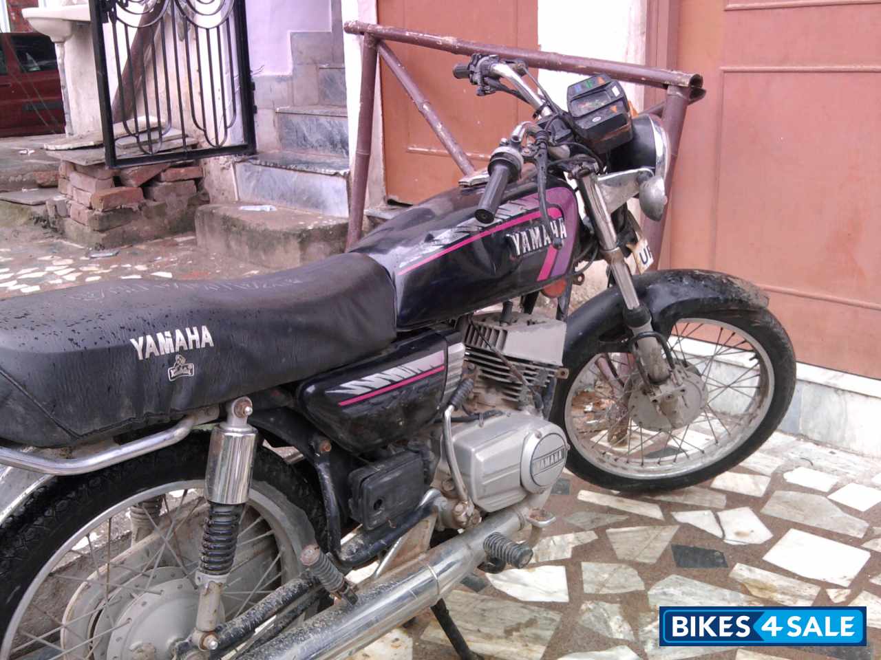 Black Yamaha RX 135